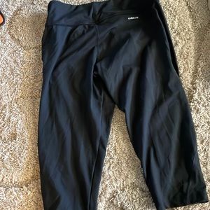 I’m selling these leggings from adidas. They are a size large. And a women’s.